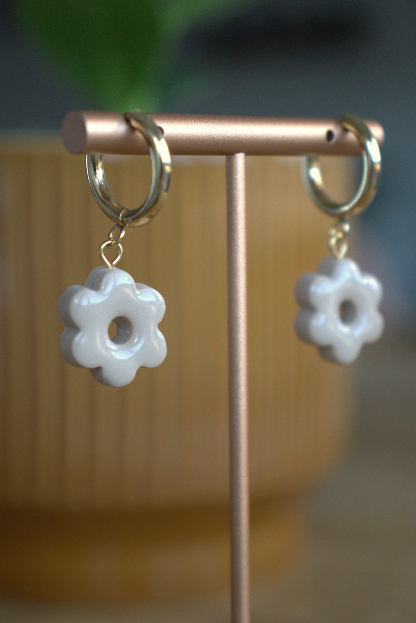 Hanging flower huggie dark beige