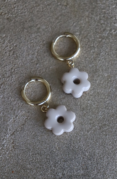 Hanging flower huggie dark beige